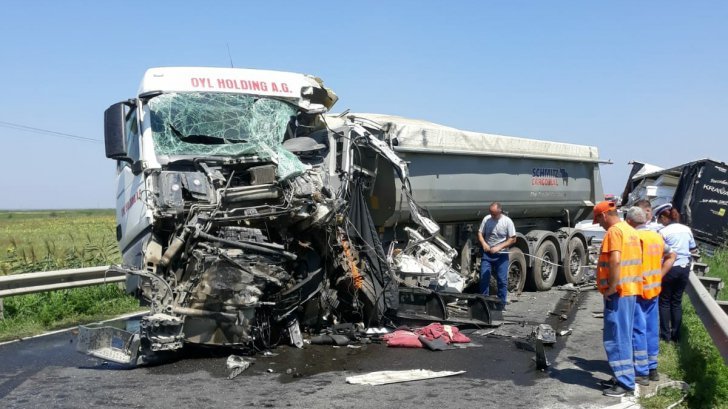 Impact îngrozitor între două autotrenuri. O persoană a decedat. UPDATE: Trafic deblocat parţial