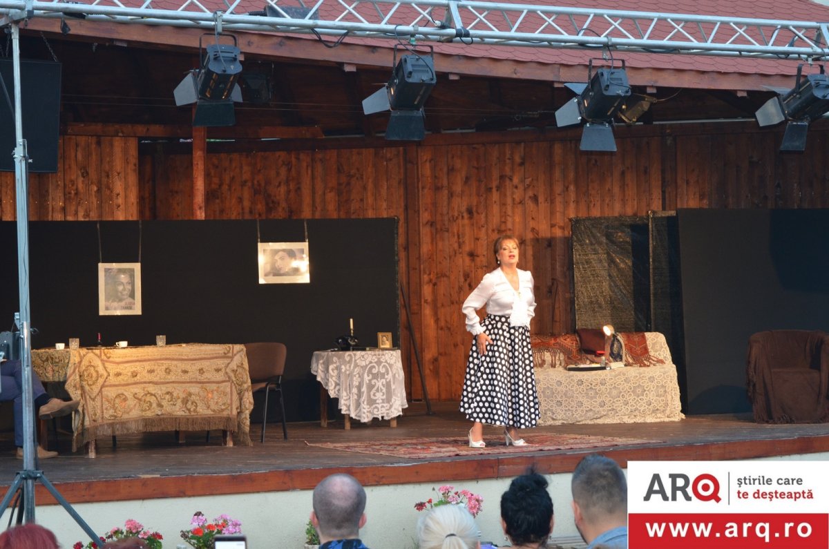 Recital emoţionant susţinut de Adriana Trandafir la Teatrul de vară