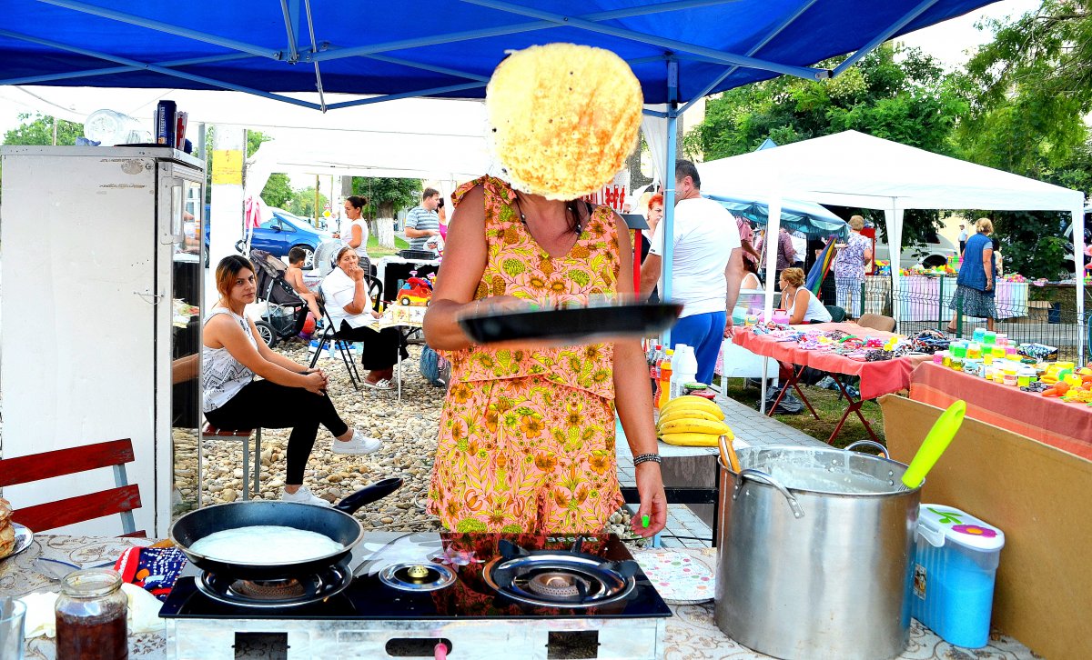 Premierul Viorica Vasilica Dăncilă jonglând cu scoverzi la Festivalul Clătitelor de la Moneasa,