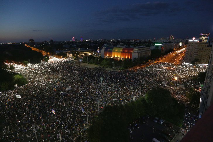 INCIDENTE grave la Mitingul Diasporei. Piața Victoriei, evacuată cu forța. Sute de oameni, răniți