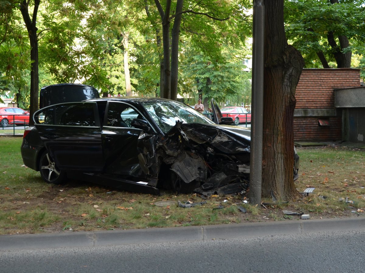 Accident cu-n BMW plictisit de viață pe B-dul Revoluției