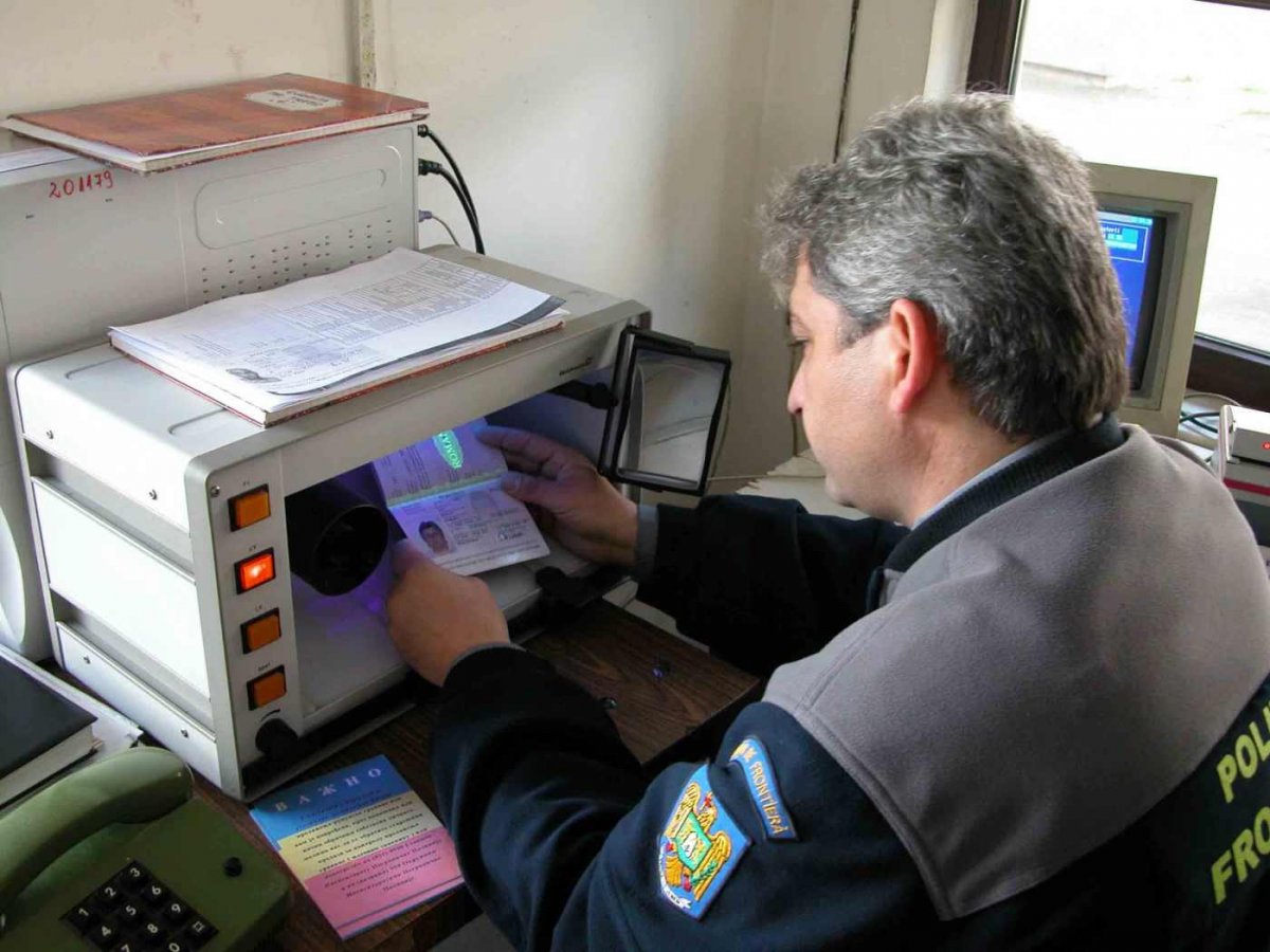 Doi români au încercat să iasă din ţară cu un copil, prezentând la control paşaportul unui verişor