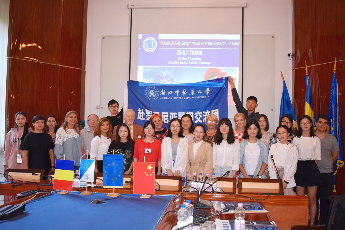 Studenţi chinezi ai Universităţii de Medicină Chineză Tradiţională Zhejiang participă la Şcoala de Vară organizată de Facultatea de Medicină  din cadrul Uuniversităţii de Vest „Vasile Goldiş” din Arad