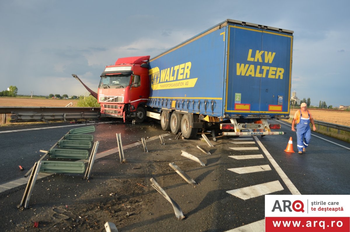 Accident pe Autostrada Arad - Timișoara la ieșirea spre Zona Industrială (FOTO)