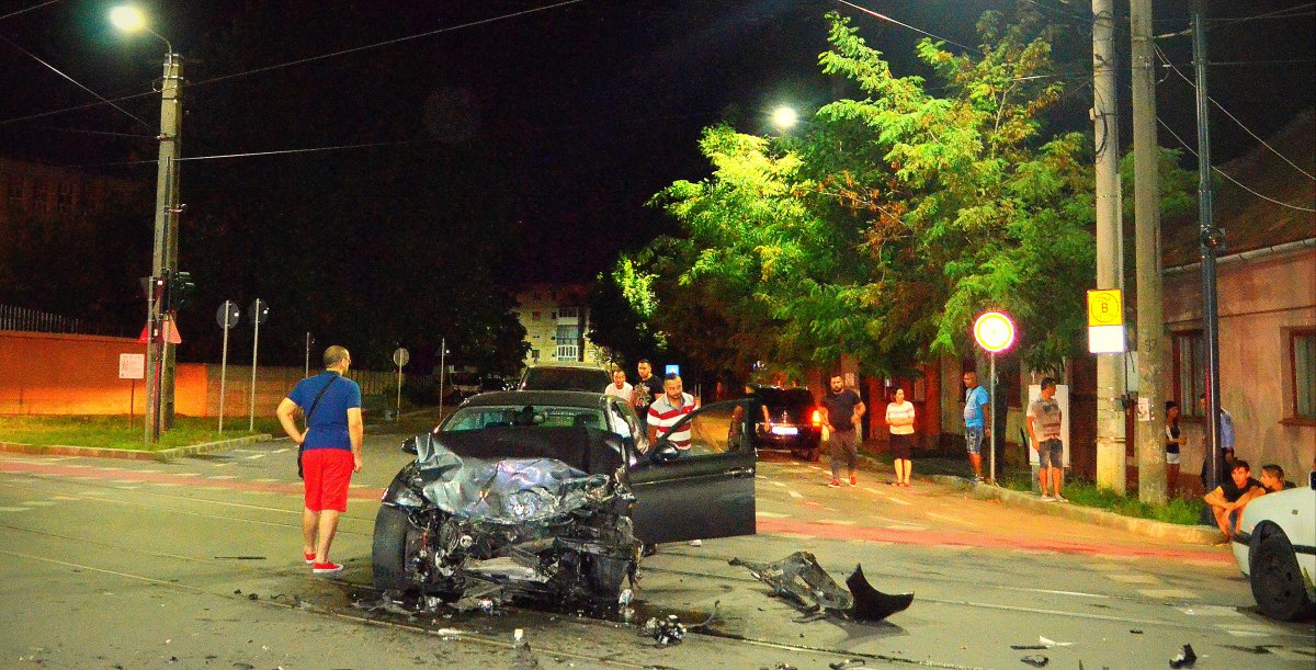 Accident cu BMW contra MERȚAN, două fete rănite și fugă de la locul faptei