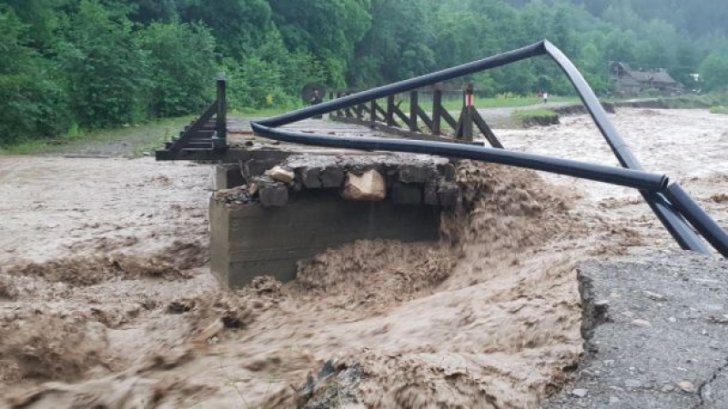 Potopul s-a abătut asupra României, furia apelor este de neoprit (VIDEO)