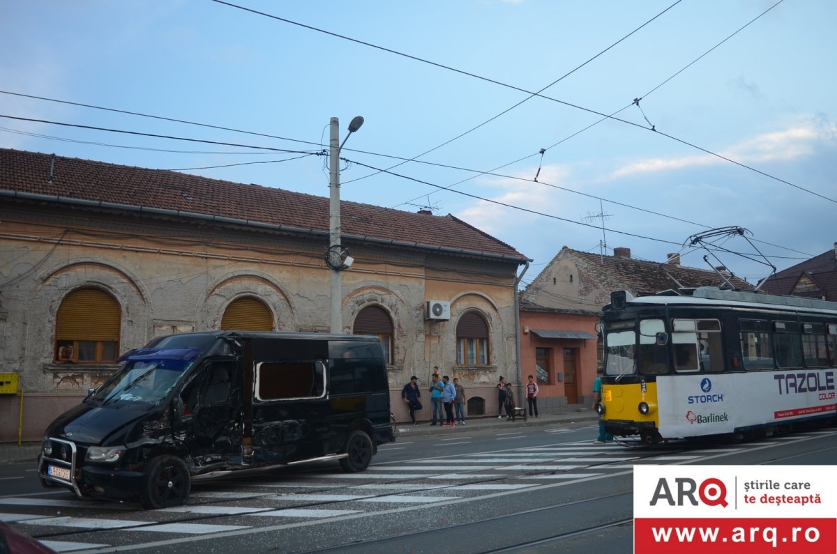 Tramvai contra microbuz cu volan pe dreapta, mânca-ți-aș ...