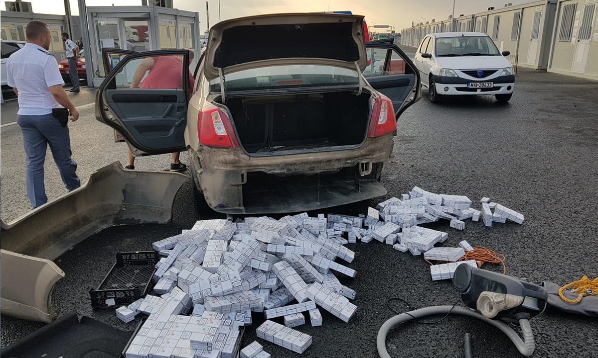Ţigări ascunse într-un autoturism,  confiscate în P.T.F. Nădlac 