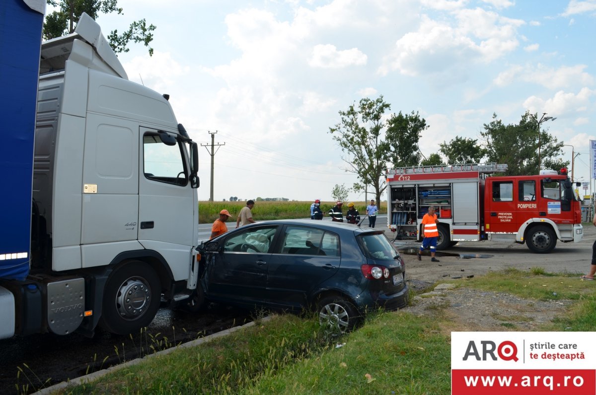 Ping-Pong cu un VW între două TIR-uri la ieșirea din Arad