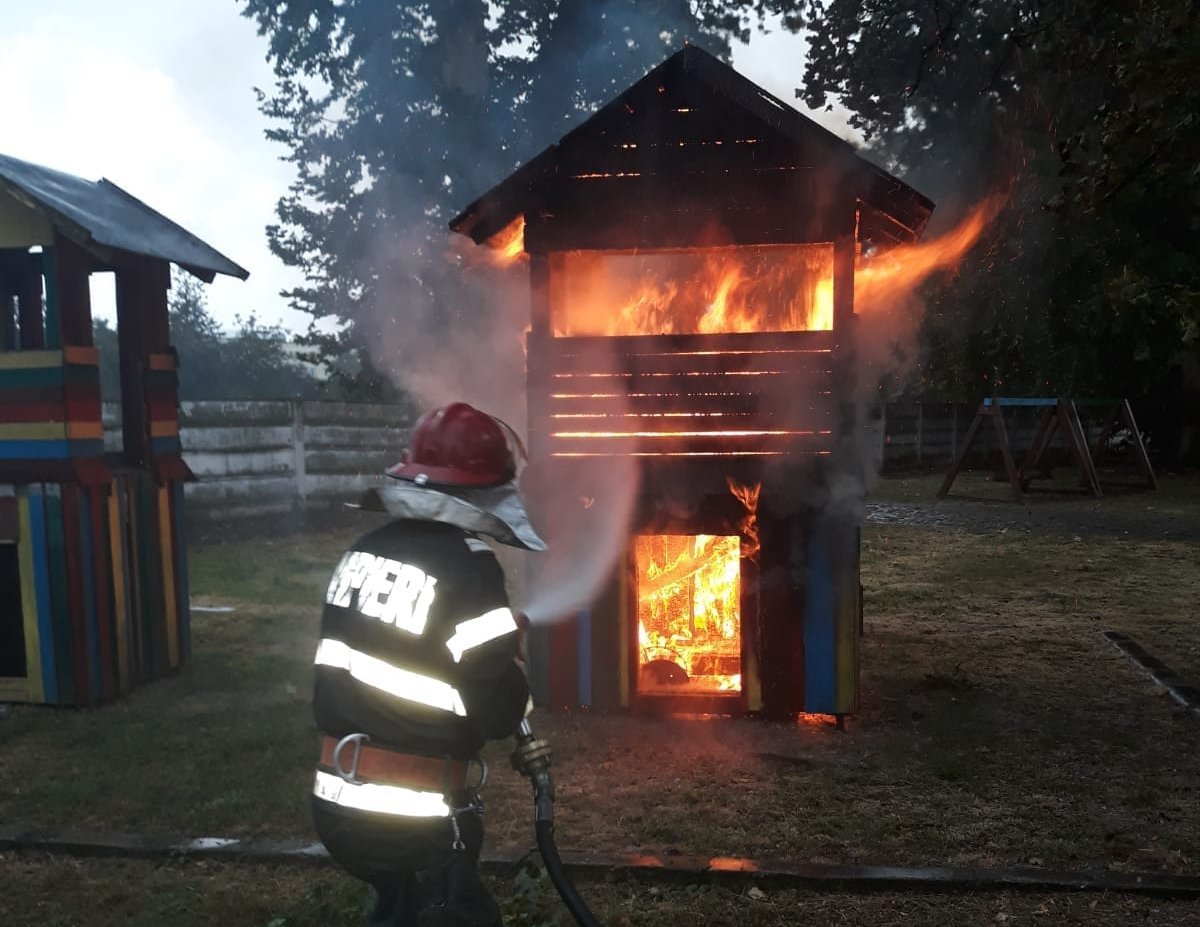 Incendiu pus de o mână criminală la un loc de joacă pentru copii în Ineu