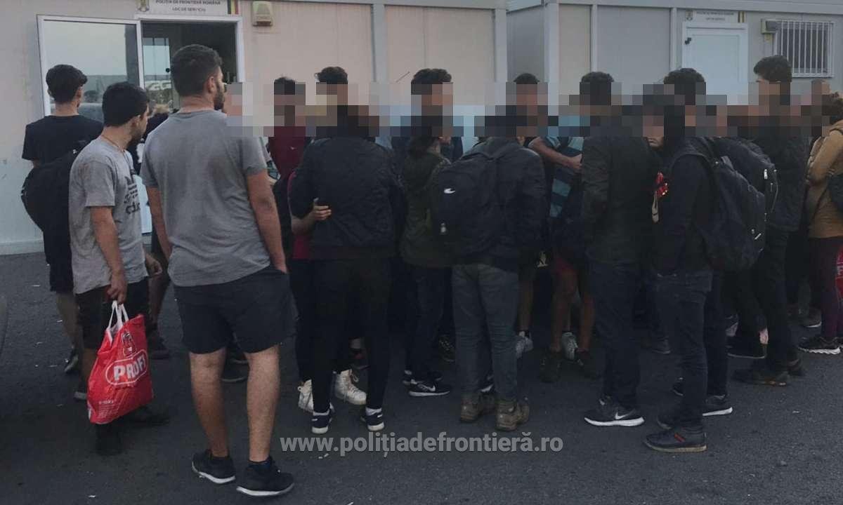33 de persoane intenţionau să iasă ilegal din România, ascunse în interiorul unui automarfar