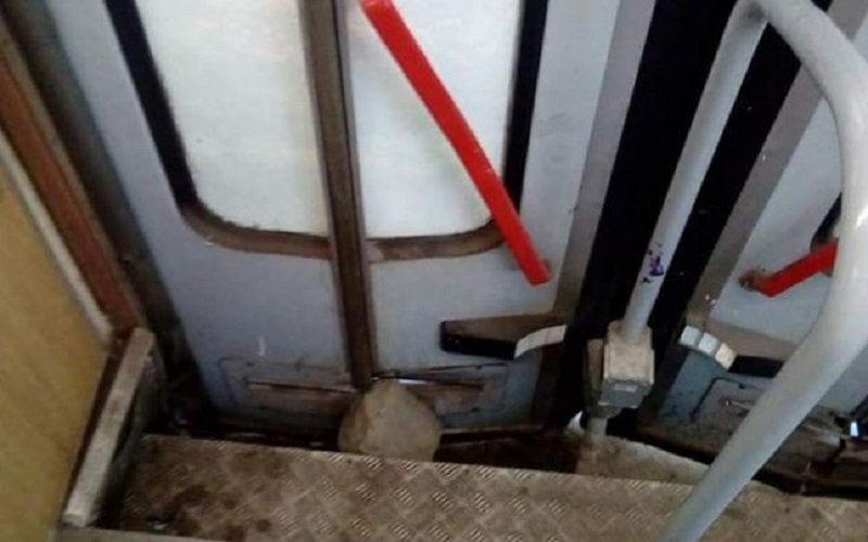 VIDEO Cum se închid uşile tramvaielor din Craiova: „metoda pietroiul“ 