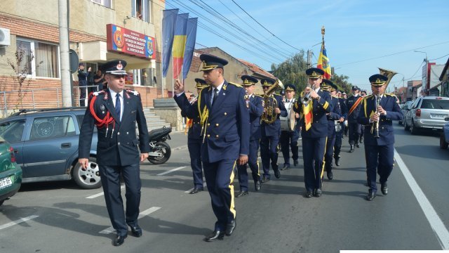 VINO ALĂTURI DE NOI!  ACUM, POŢI DEVENI POMPIER MILITAR !