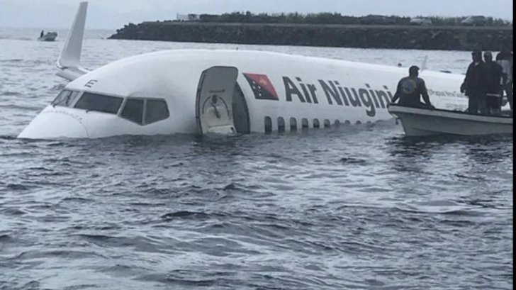 Un avion Boeing cu 47 de pasageri s-a prăbuşit în Oceanul Pacific