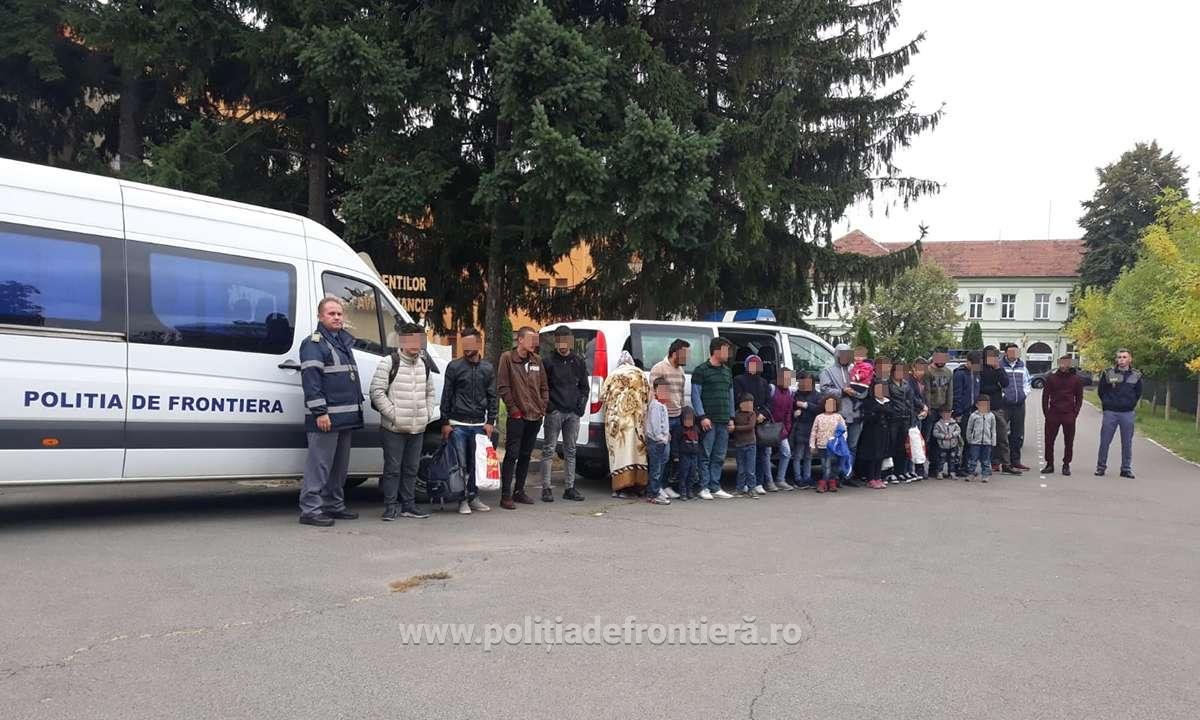 Douăzeci şi cinci de cetăţeni străini ascunşi într-o autoutilitară, depistaţi de poliţiştii de frontieră bihoreni