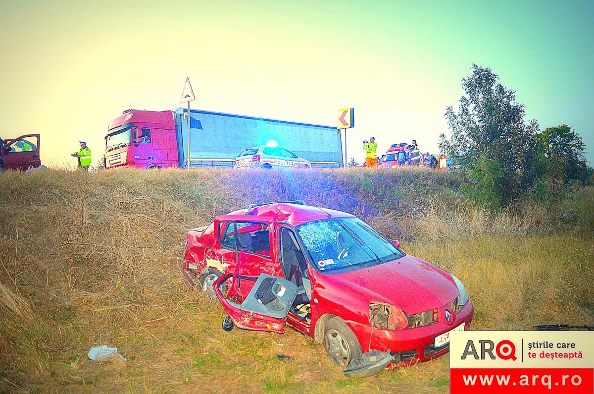 Renault contra Dacia și șase răniți lângă Zimandu Nou