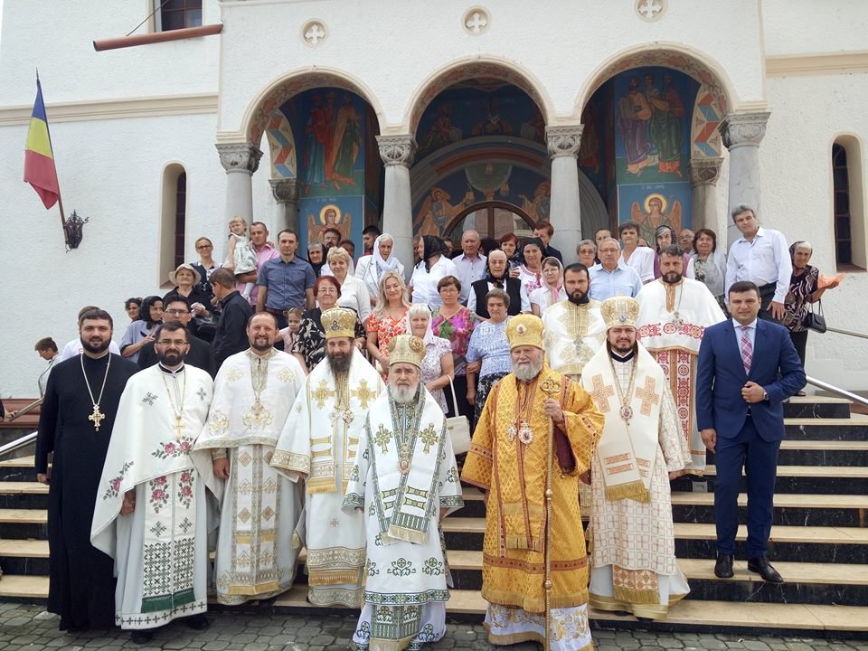Liturghie Arhierească săvârșită în debutul Festivalului Românilor de Pretutindeni în biserica Parohiei Arad-Grădiște 1