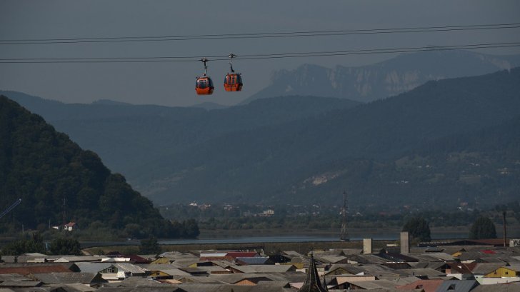 16 oameni salvaţi din telegondolă la Piatra-Neamț, după ce au stat suspendați patru ore (VIDEO)