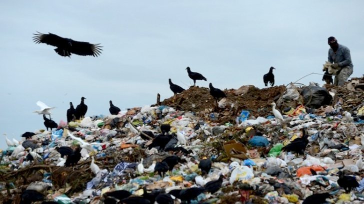 România, CONDAMNATĂ. Gropile de gunoi de dau bătaie de cap în relația cu UE