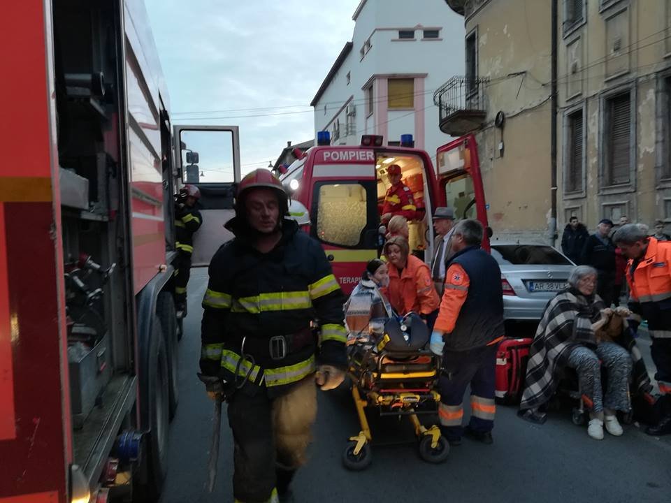 INCENDIU LA UN APARTAMENT PE BULEVARDUL DECEBAL, CU TREI PERSOANE EVACUATE