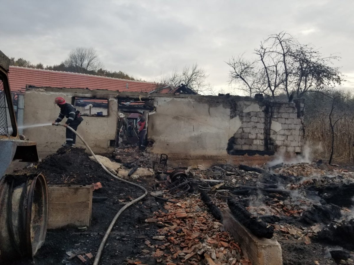 Incendiu pustiitor la o casă în satul Secaci