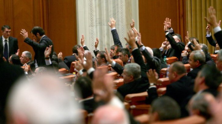 Legea pensiilor intră în linie dreaptă în Parlament. Ce schimbări aduce