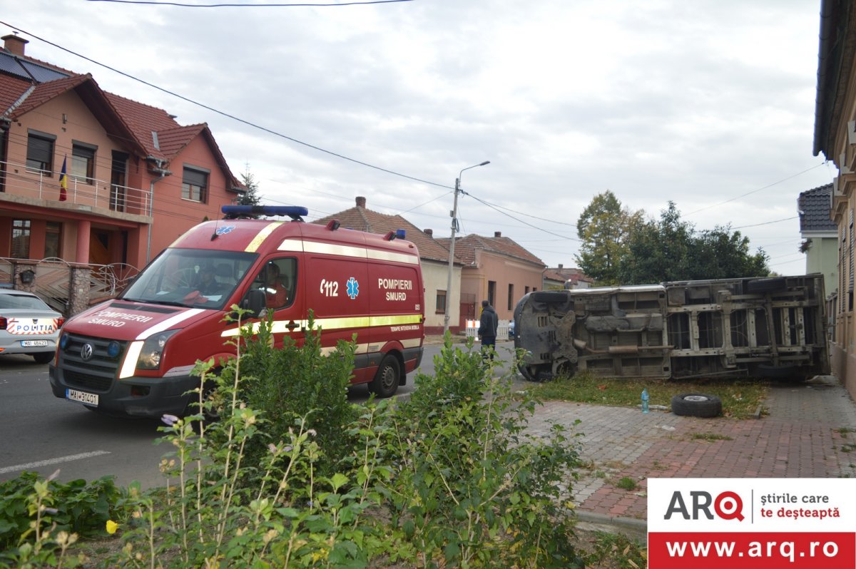 Camionetă Renault făcută KO de către un VW