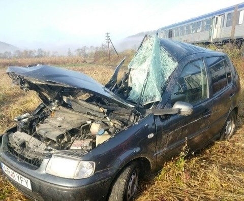 Mașină lovită de tren la Pleșcuța