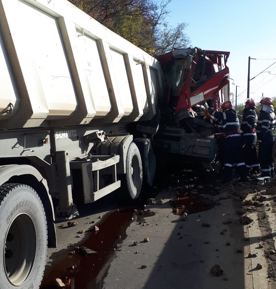 Accident între două camioane încărcate cu piatră la ieșirea din Conop