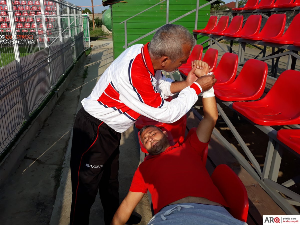 Antrenorul juniorilor ”E” de la Viitorul Arad, Adrian Sas, victimă a scaunelor ” coapte” din tribunele stadionului Motorul