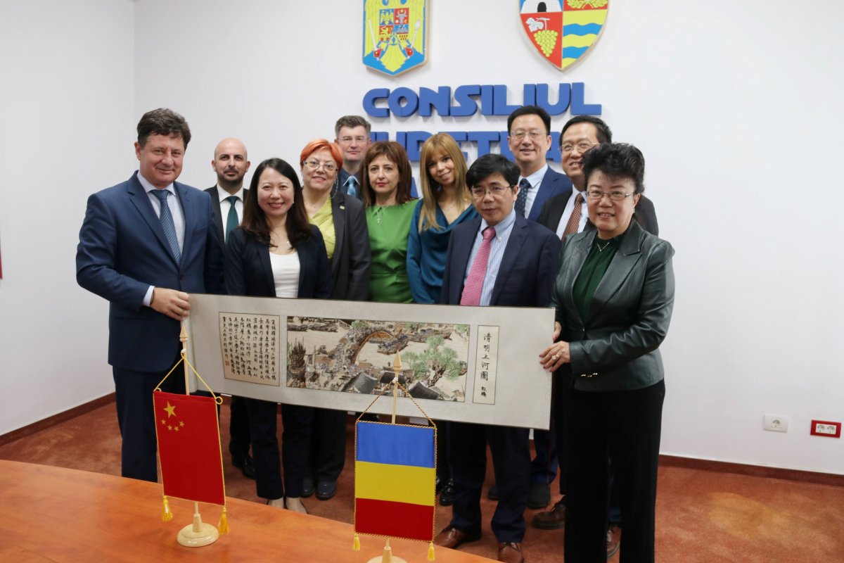 Consiliul Județean Arad a adus la Spitalul Județean o importantă delegație de cardiologi chinezi