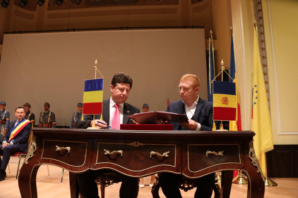 S-a semnat înfrățirea între Consiliul Județean Arad și Raionul Ialoveni din Republica Moldova