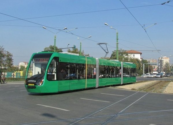 Se oprește circulaţia tramvaielor pe un tronson, dar se reia pe altul