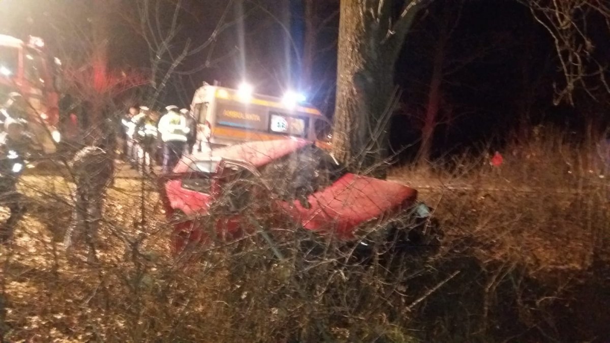 Accident cu VW Golf și trei răniți înainte de intrarea în Sintea Mare