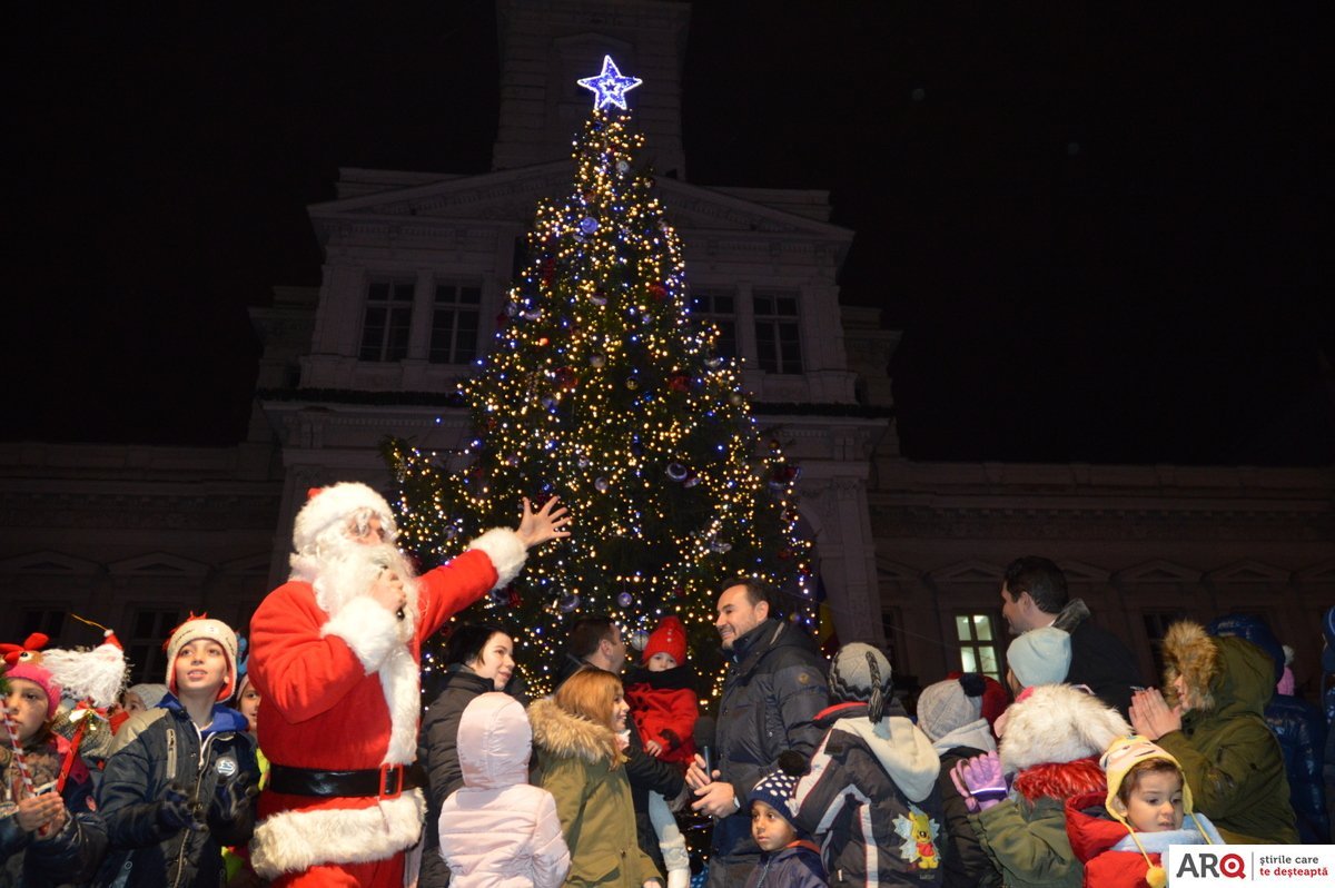 Luminiţele din Bradul de Crăciun se vor aprinde în ajun de Moș Nicoale