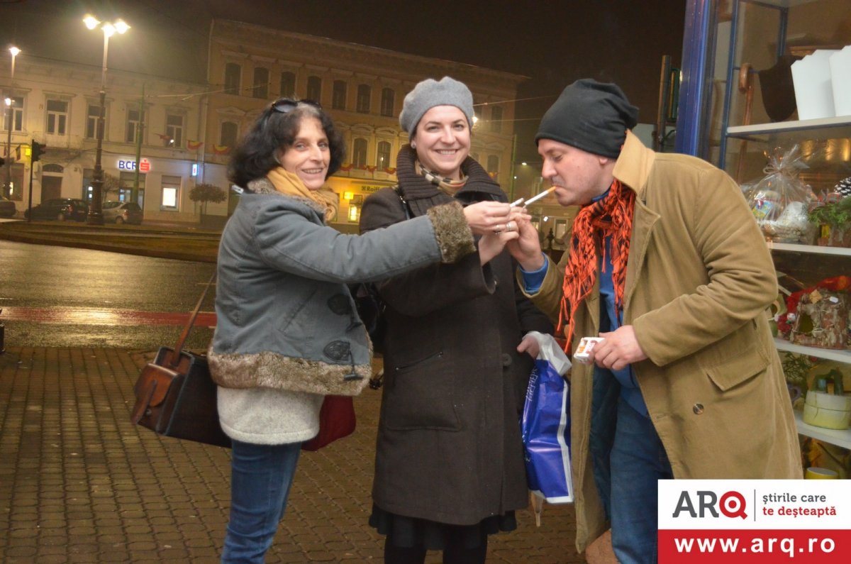 N-o să vă vină a crede cum, în plin centrul Aradului, două femei îi dau foc unui bărbat