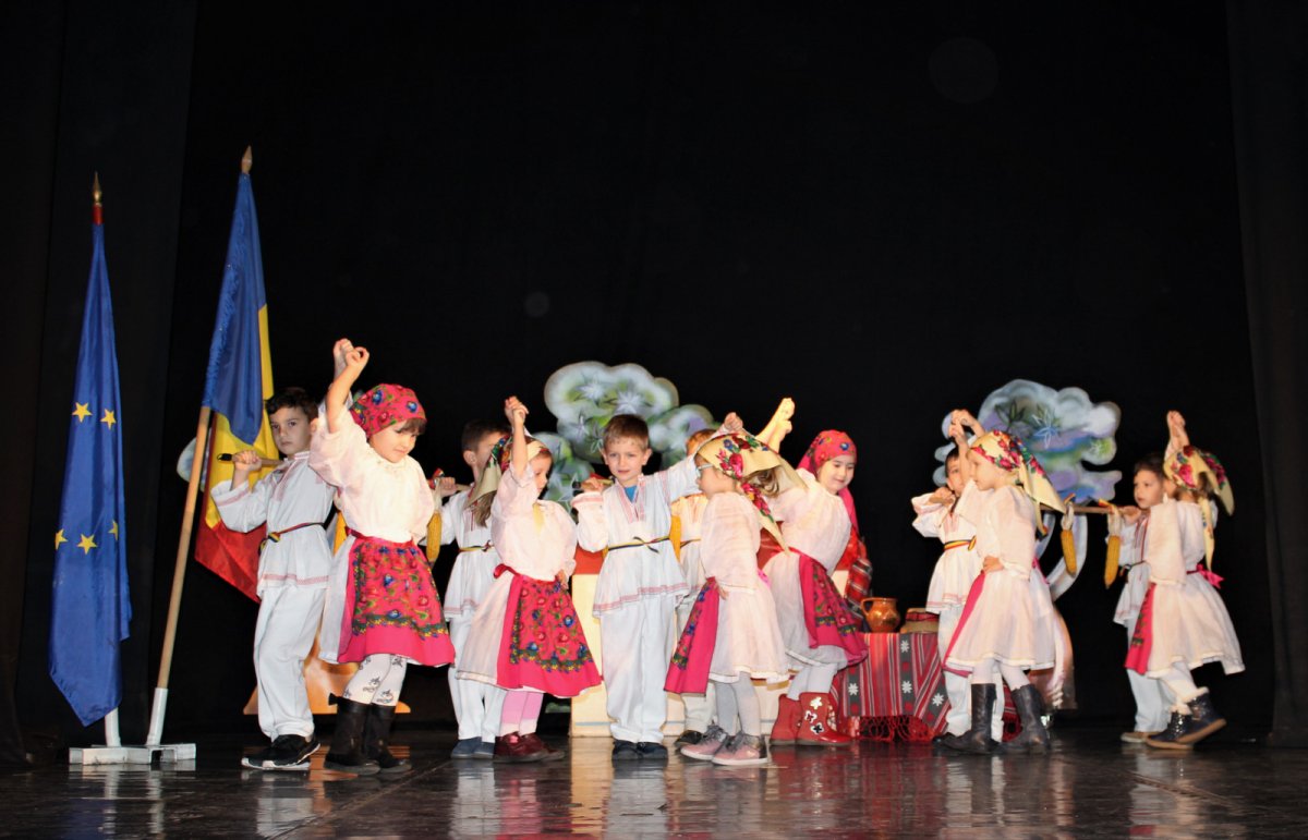 Centenarul Marii Uniri sărbătorit prin dans și voie bună de către preșcolari și școlari