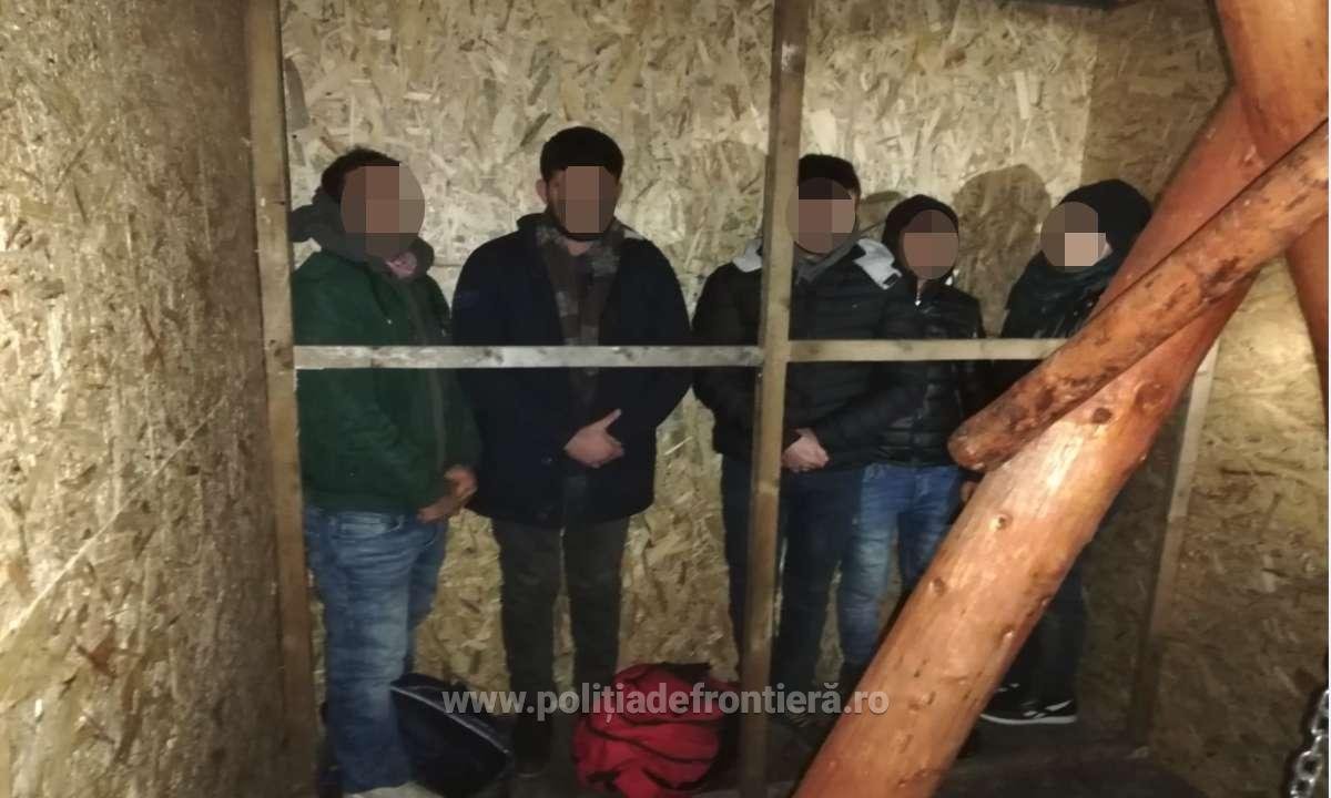 Cinci turci ascunși într-o autoutilitară au fost descoperiţi la Vama Turnu