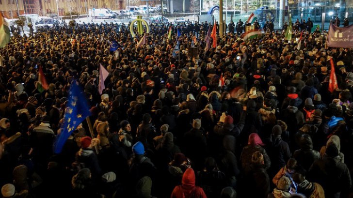 Noi proteste masive la Budapesta. Manifestanții, la un pas de a intra în televiziunea publică