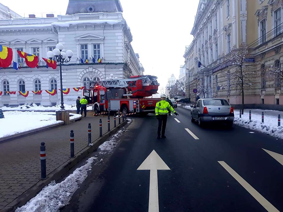 Zăpada şi ţurţurii de pe clădiri, trebuie îndepărtaţi