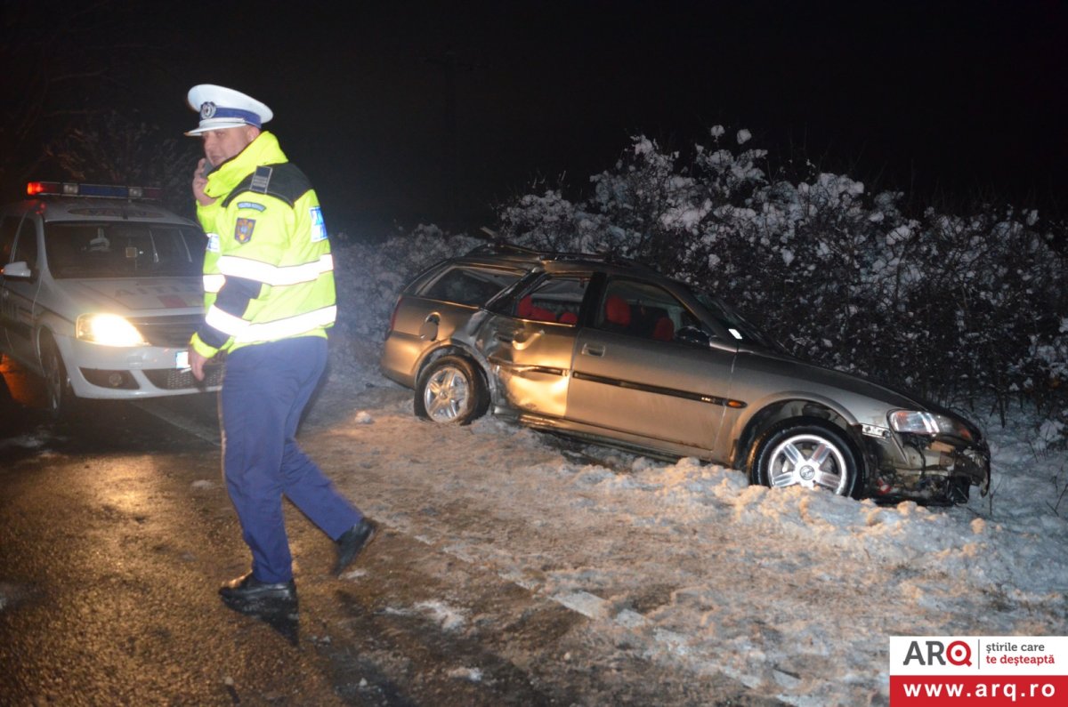 Un Opel cu doi răniți în decor lângă Arad