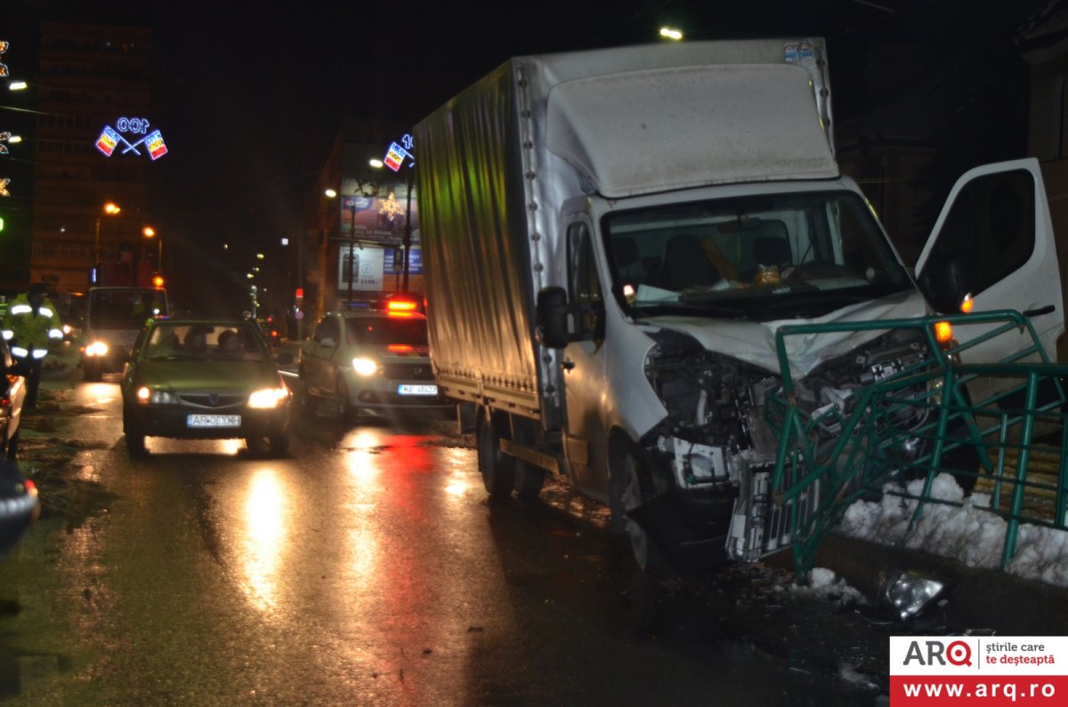 O autoutilitară bulgărească a intrat în parapetul stației de tramvai românești de pe Calea Romanilor