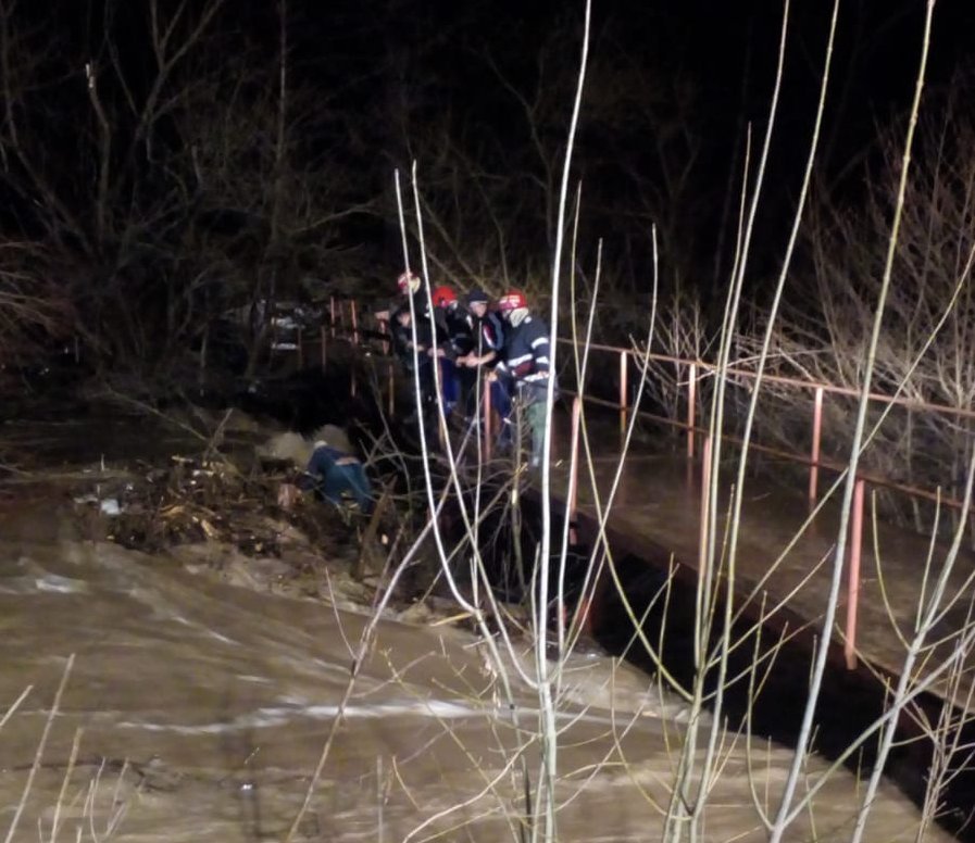Decolmatare de către pompieri a podului înfundat de aluviuni în Sebiș