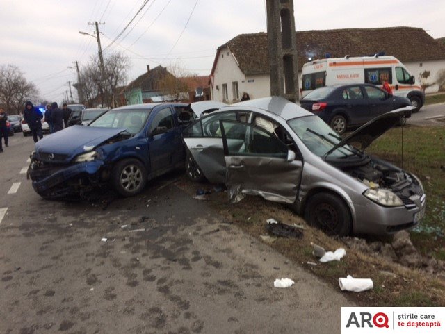 Șase răniți într-un accident cu Opel și Nissan în Sântana