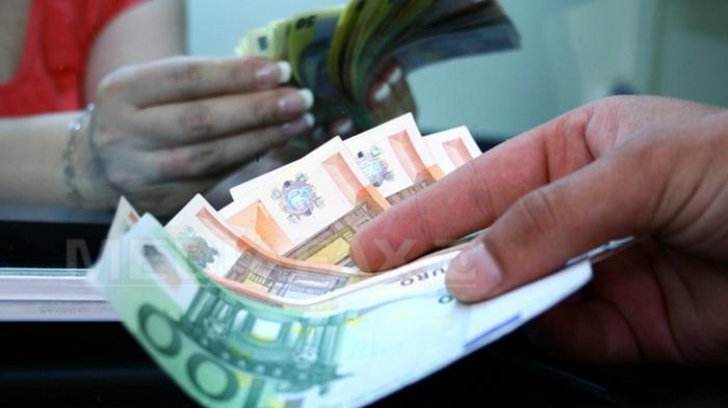 Euro a scăzut spre nivelul de 4,66 lei