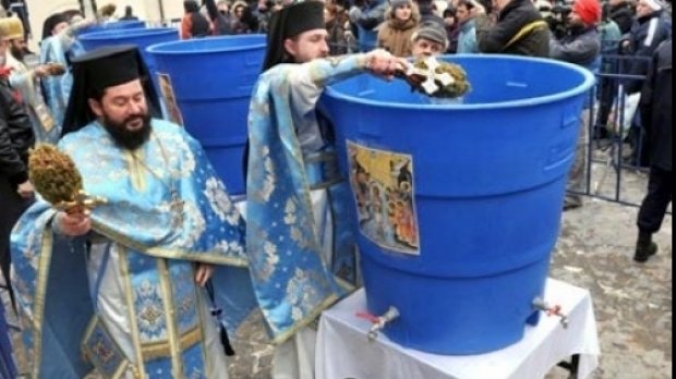 12.000 de litri de apă sfinţită pentru credincioşi de Bobotează, în curtea Catedralei patriarhale