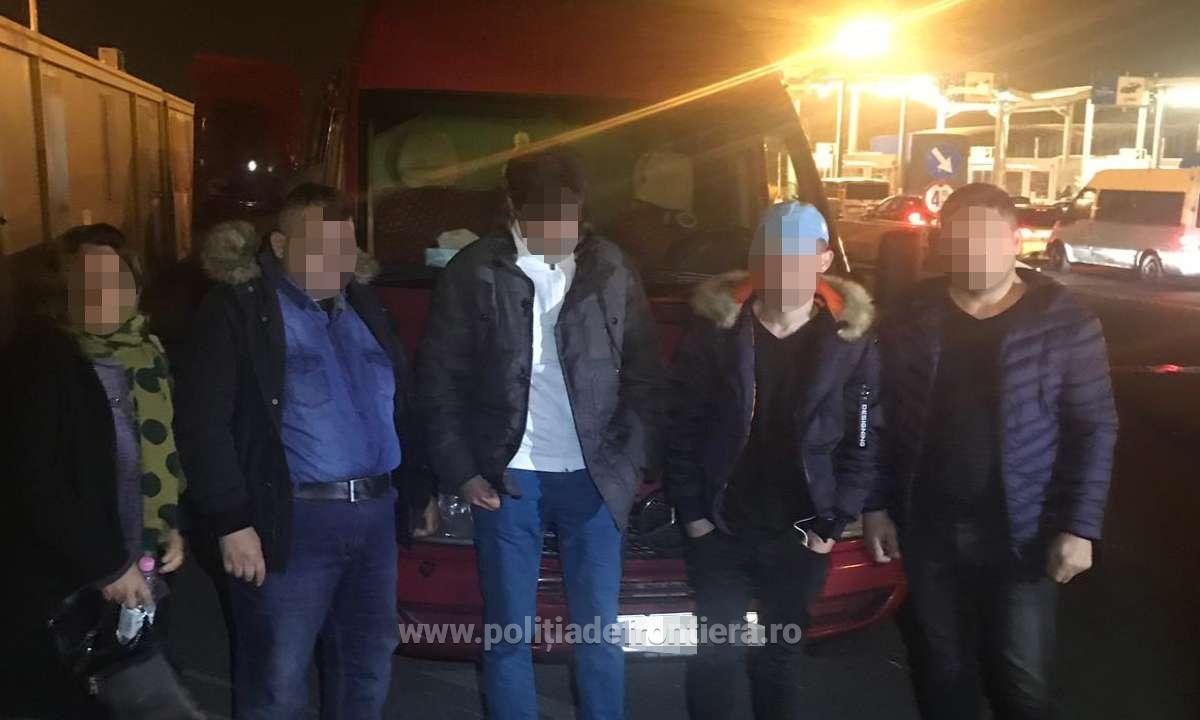 Patru străini intenţionau să iasă ilegal din România, ascunși în interiorul unei autoutilitare