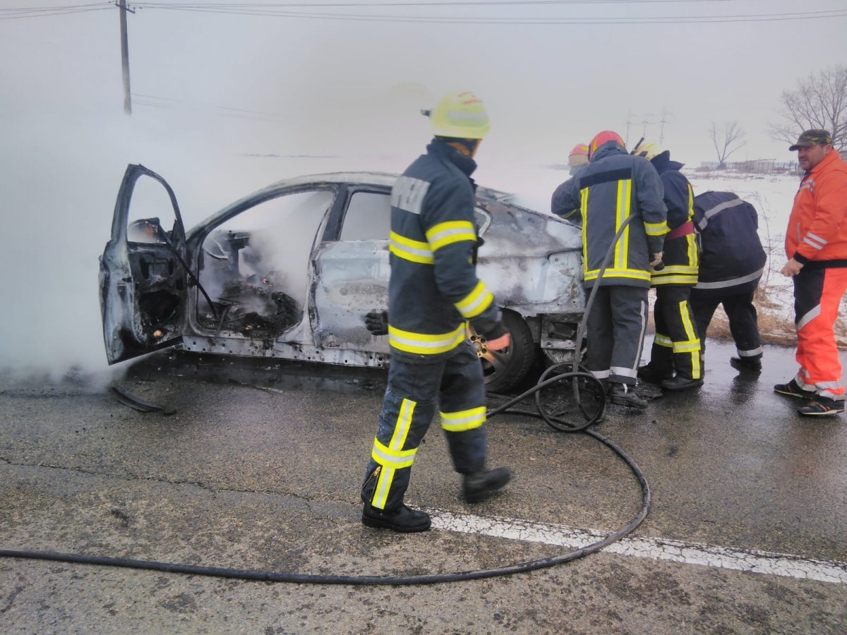 INCENDIU AUTOTURISM LA INTRARE IN LOCALITATEA TURNU