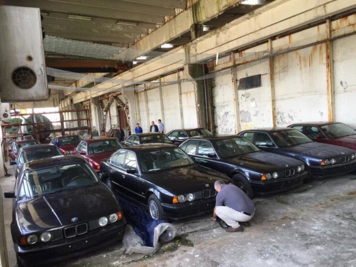 Au găsit într-un garaj abandonat din Bulgaria 11 BMW-uri E34. Au deschis portierele, şoc!