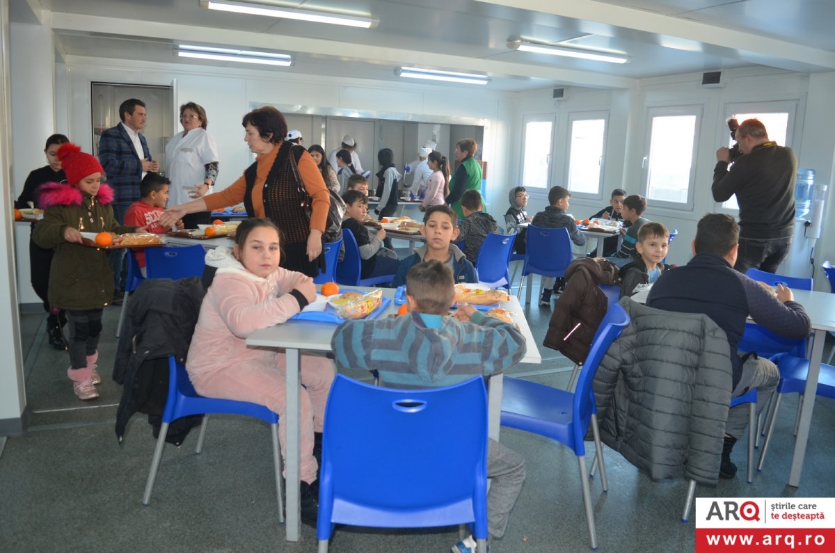 Elevii gimnazialei „Ilarion Felea” iau din nou „Masa caldă” la şcoală